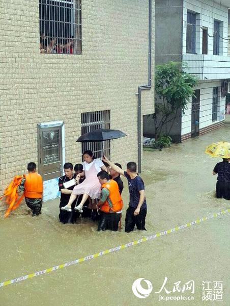 暴雨围困江西芦溪:多个学校和村庄被淹 上千名