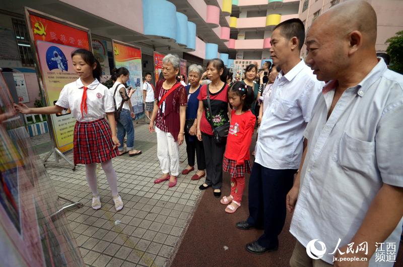 南昌:社区党员干部进校园 携手小学生学党章听