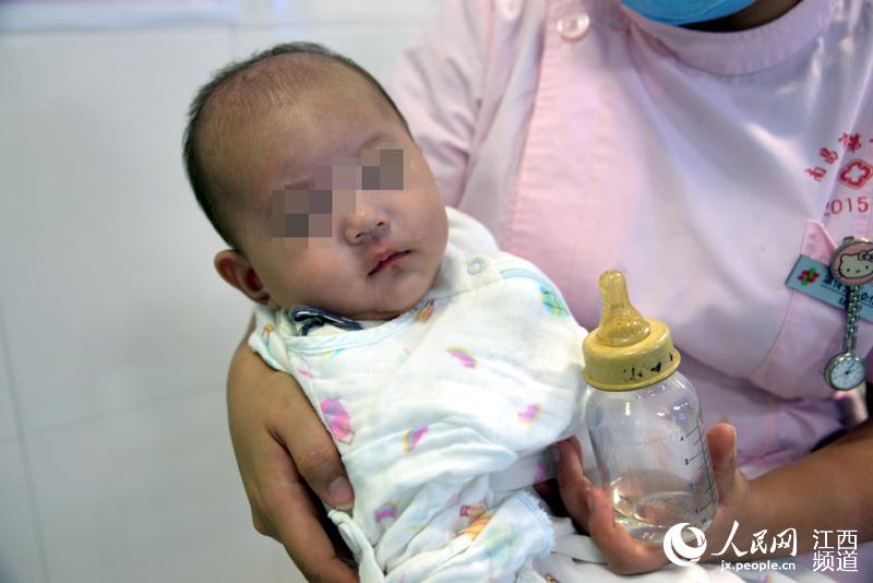南昌:新生女婴被弃医院 医护人员当起爹妈 女