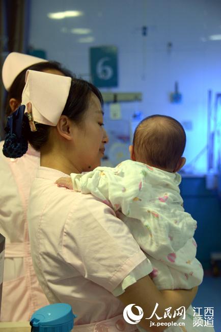 南昌:新生女婴被弃医院 医护人员当起爹妈 女