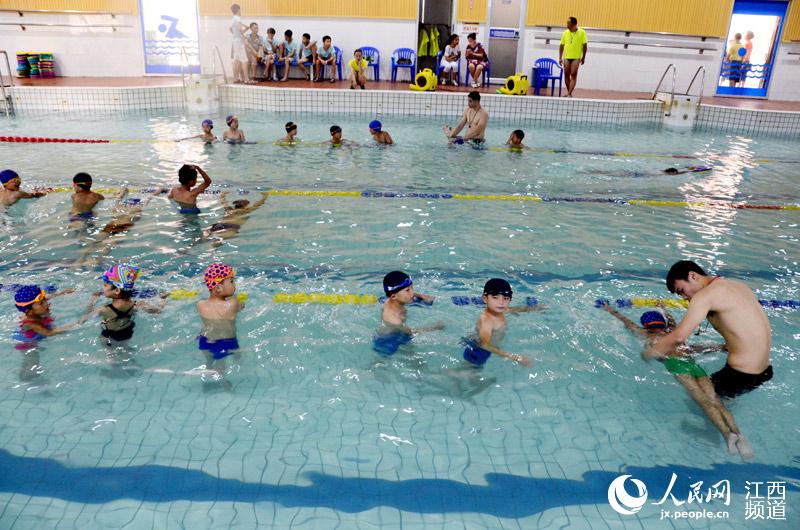 南昌:千名小学生免费学游泳 SOS儿童村孩子泳