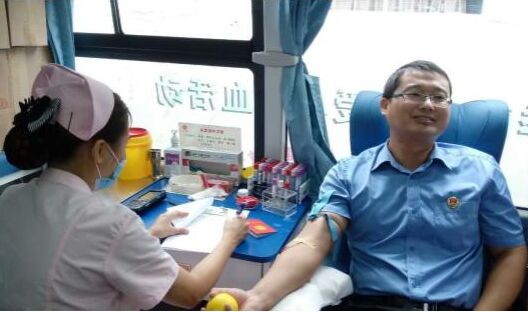 赣州市章贡区检察院组织干警开展无偿献血活动