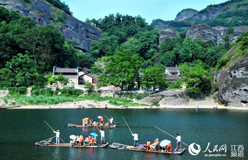 无蚊村座落在江西鹰潭龙虎山泸溪河畔.