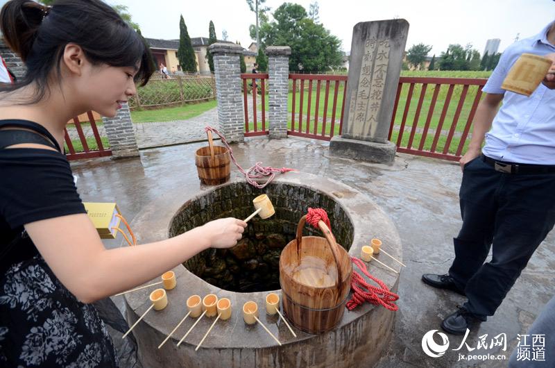 江西瑞金:饮水思源 毛主席挖的红井至今流淌甘