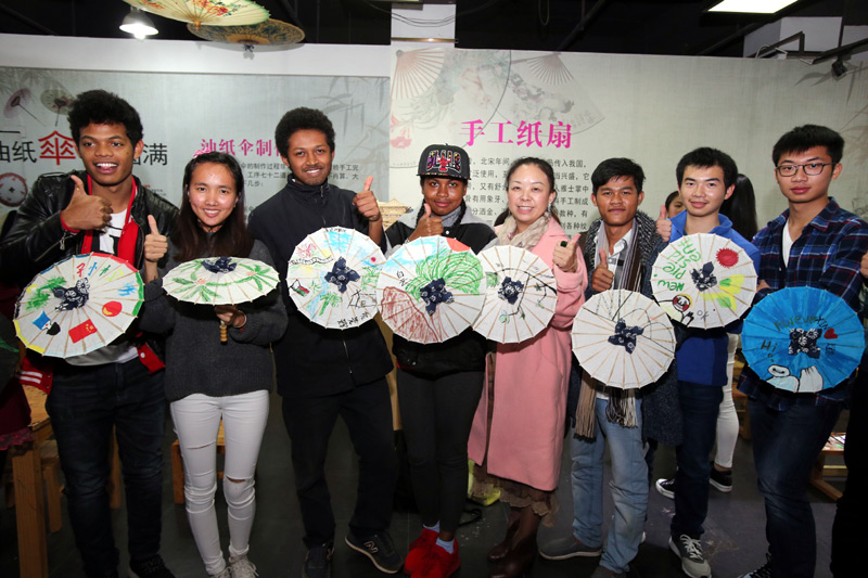 江西:留学生画油纸伞制陶艺 感受中国传统文化