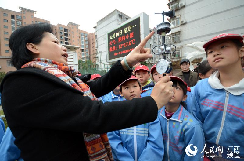 江西:气象预报员进校园讲防灾知识