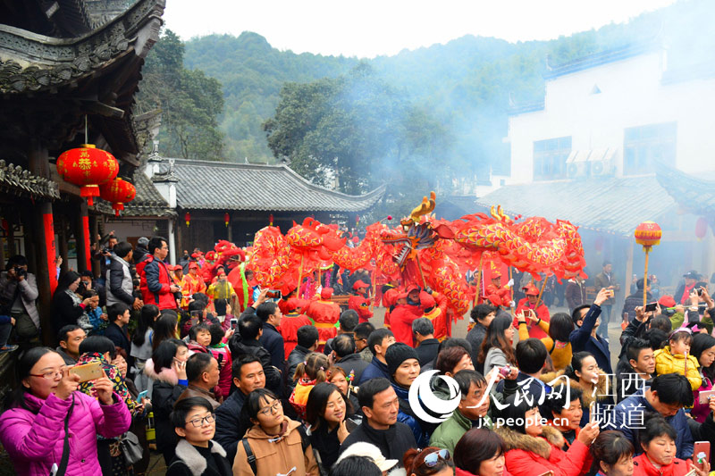 婺源县源头古村轮番上演民俗表演,让村民和游客感受到了淳朴的乡情和