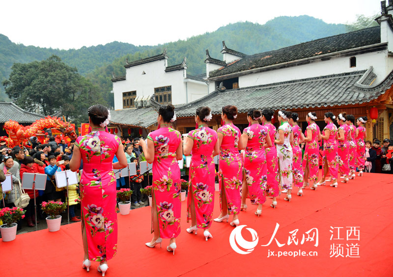 婺源县源头古村轮番上演民俗表演，让村民和游客感受到了淳朴的乡情和浓浓的年味。