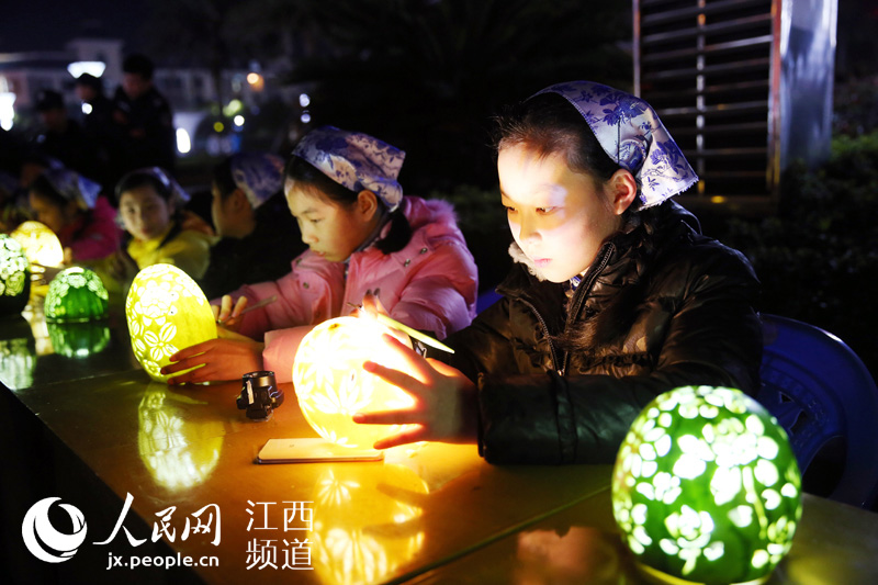 萍乡安源区学生在手工雕刻元宵花果灯.