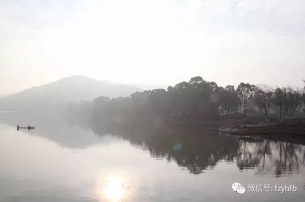 3月18日,40余位省市縣作家歡聚我縣,參加2017走進風景宜黃撫州谷雨詩會采風。 山色空蒙細雨斜,物阜民豐詩意濃。采風出發前,江西省作協會員侯鳳文告訴記者,宜黃深厚的歷史文化底蘊非常有魅力,他為此寫了很多散文。熱愛詩歌寫作的江西省作協會員余小玲熱愛宜黃山水相依的自然美景,她說,多年來她已為此寫了無數詩歌。 據悉,宜黃縣總人口24萬余,境內生態優美,鐘靈毓秀,森林覆蓋率達76.