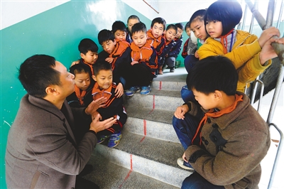 江西峡江:学校针对预防踩踏进行现场教学指导