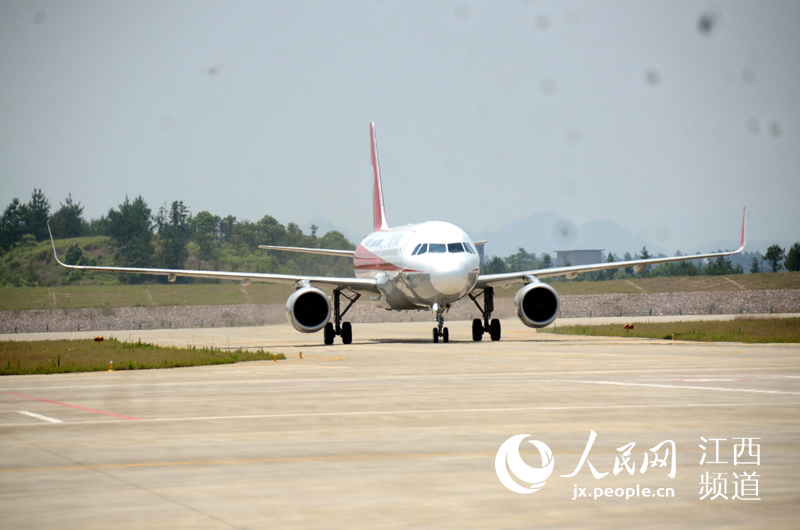 迎来首架航班 江西上饶三清山机场正式通航