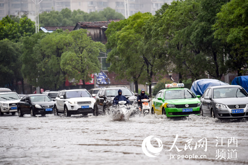 南昌城区突遭暴雨袭击 市政部门紧急疏通