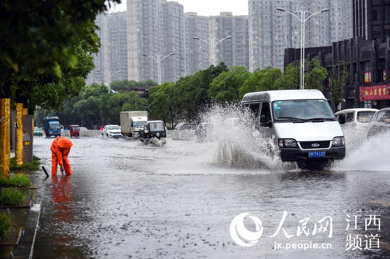 南昌城区突遭暴雨袭击 市政部门紧急疏通