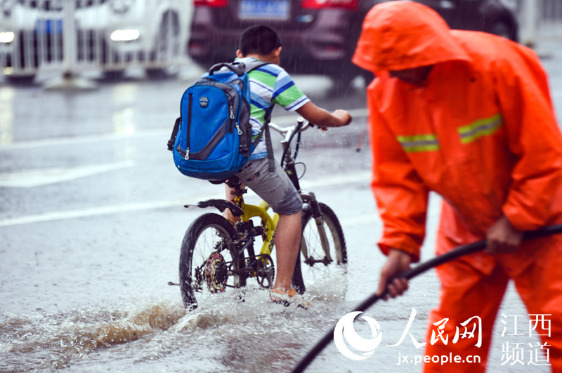 南昌城区突遭暴雨袭击 市政部门紧急疏通