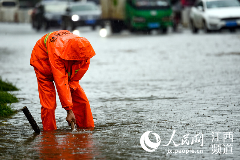 南昌城区突遭暴雨袭击 市政部门紧急疏通