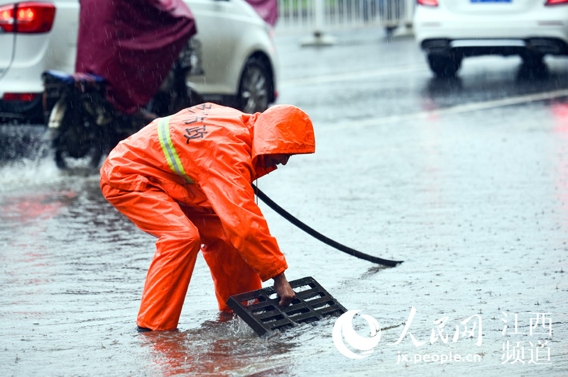 南昌城区突遭暴雨袭击 市政部门紧急疏通
