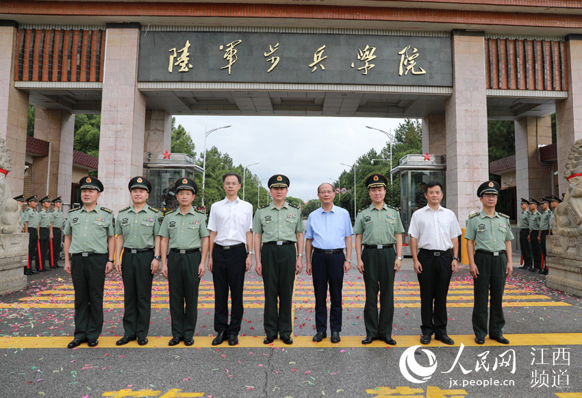 中国人民解放军陆军步兵学院成立挂牌 面向全国招生