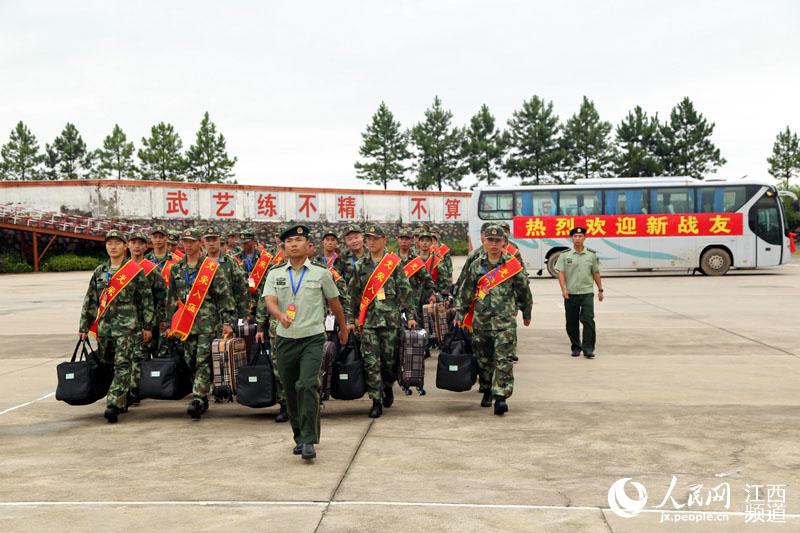 武警水电二总队迎来新兵,这也是江西今秋迎来的首批来部队服役的新