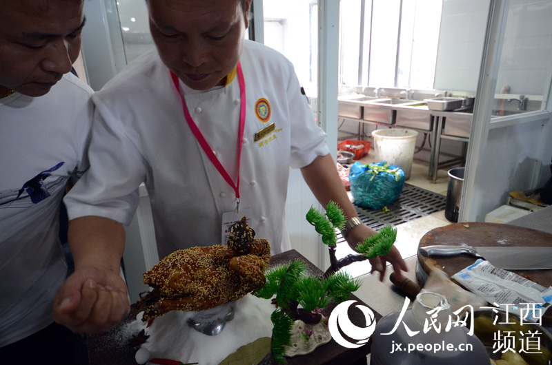 来自全国各地的厨师以崇仁麻鸡为原料在制作美食。