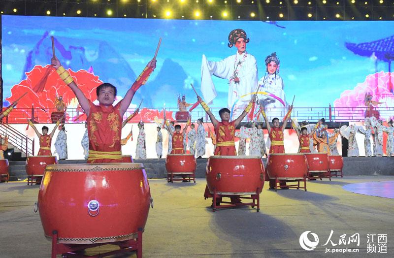 在江西撫州湯顯祖戲劇節開幕式上，十余個國家和地區的參演者相繼登台，讓本屆戲劇節國際范十足，帶來一場別樣的視覺盛宴。