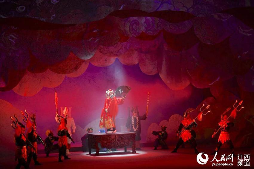 鄉音版《牡丹亭》在撫州湯顯祖大劇院上演，帶給觀眾不一樣的視聽震撼。