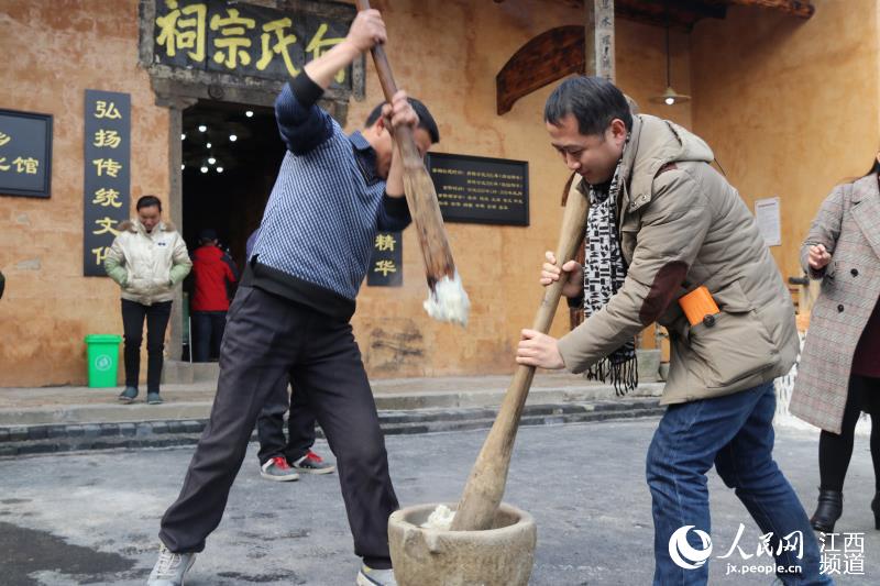 江西上栗:村民剪米花打糍粑迎新春