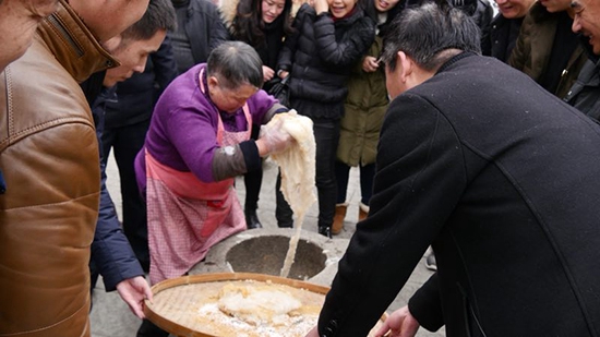 “日子有了奔頭，咱也有了干頭”    如今，來神山村的游客多了，村民謀生的路子也多了。村民們有的打糍粑，有的賣茶葉，有的做電商，貧困的小山村活起來了。2017年，神山村已接待游客22萬人次，發展了16家農家樂，家家戶戶搭上了旅游產業快車。    