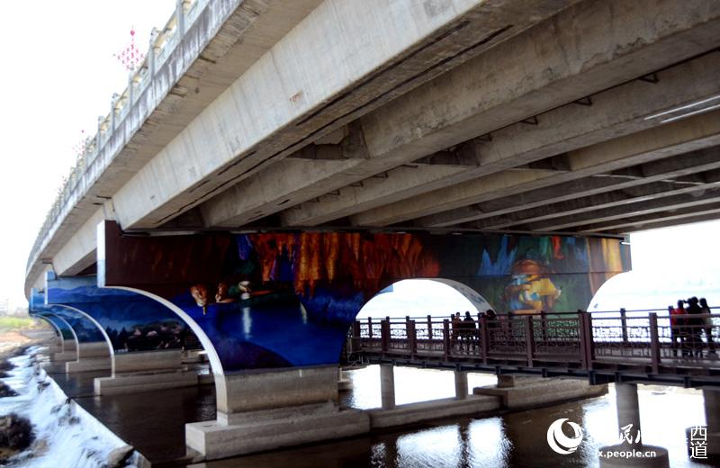江西武宁:桥中有桥 桥中有景 132幅手工壁画打