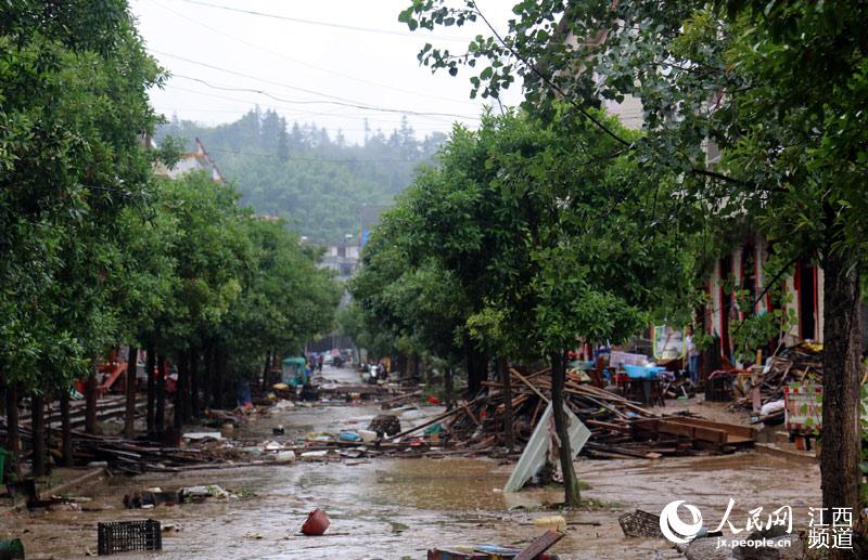 组图:江西遂川山区遭暴雨侵袭 退水后街面一片