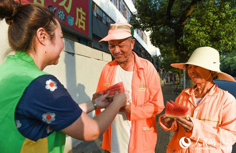 江西南昌:烈日下感受环卫工的辛劳(组图)