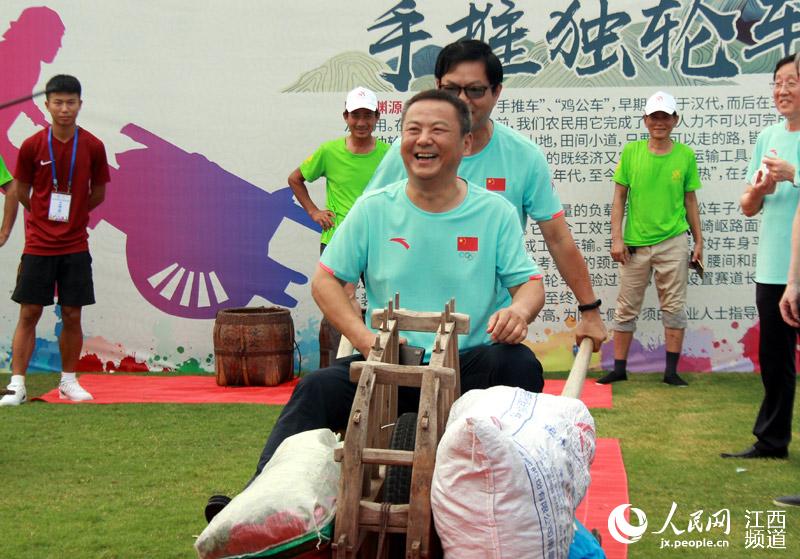 高清图:抛秧炒茶打糍粑 江西民众体验农耕健身