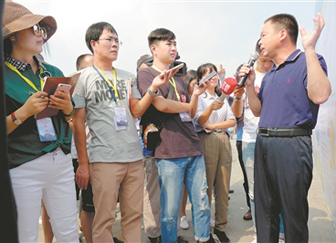 記者們在瑞昌市碼頭鎮梁公堤上採訪