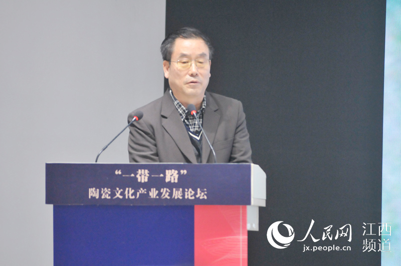 中国工艺美术大师、首届国家级非物质文化遗产代表性传承人孟树峰作主旨演讲。