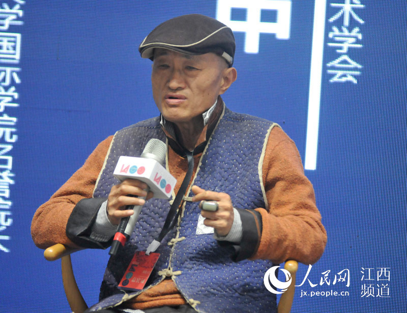 景德镇三宝国际陶艺村创始人、景德镇陶瓷大学国际学院名誉院长李见深在圆桌讨论环节发言。