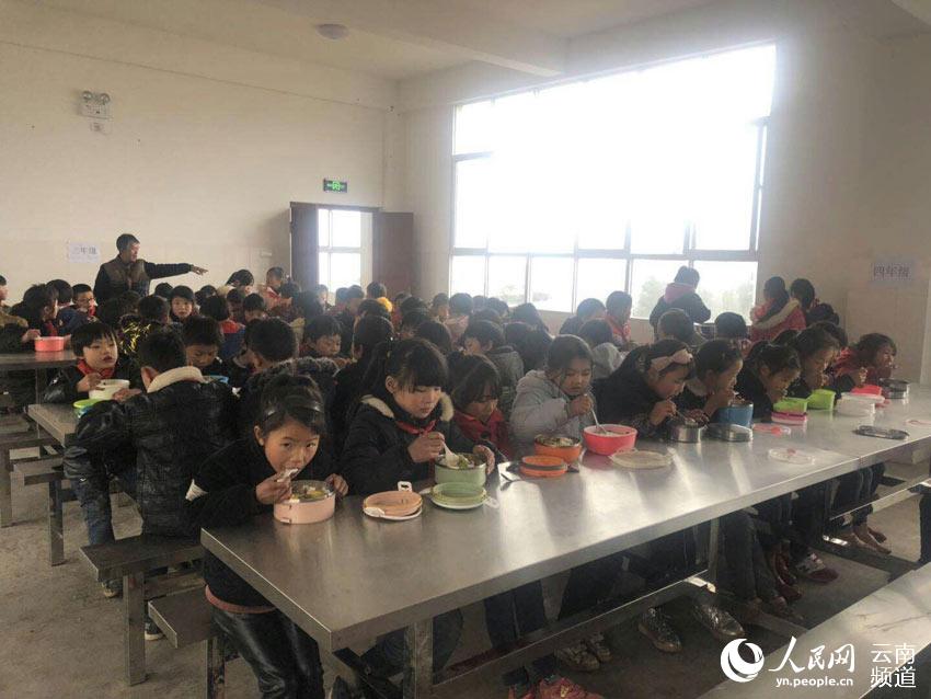 云南镇雄回应政府不让学校使用捐赠新课桌:不