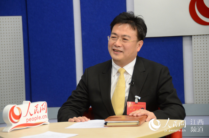 南昌市东湖区区长高辉红做客人民网江西演播室,与机器人