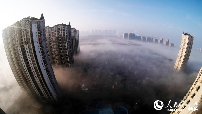 4日，南昌天氣轉晴，當日早晨，平流霧籠罩在贛江兩岸，航拍鏡頭下的景色頗為壯觀。