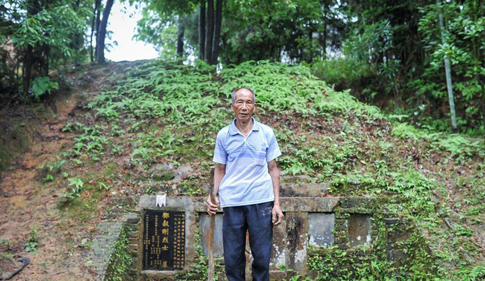 父子接力守護紅軍烈士墓今年65歲的謝南京是江西省於都縣寬田鄉石含村村民，也是鄧毅剛烈士墓的守護者。