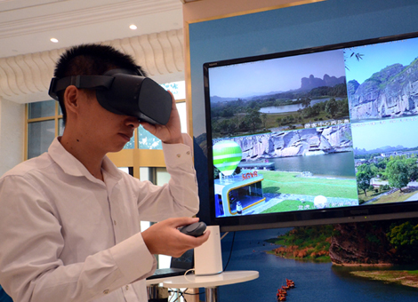 记者戴上VR眼镜“逛”龙虎山