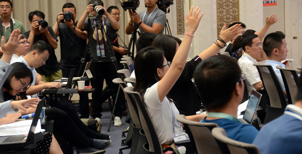 媒体记者参加新闻发布会