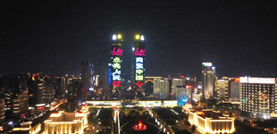 中秋 我們在南昌“向祖國表白”        13日的中秋之夜，在南昌最高樓綠地雙子塔，“點亮人民紅 網聚中國心 我在南昌 向祖國表白……