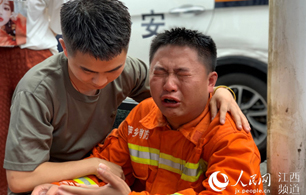                             直擊江西抗洪一線 他們逆水而行                                                        【摘要】7月9日，江西萍鄉，21歲的廖屹杰靠坐著路旁的一根電線杆，不停哭泣。在防汛抗洪一線，他連續奮戰近14個小時，和救援隊一道解救了被困群眾。然而，當他聽說可能還有人沒被成功救出，不禁悲從中來。                                【詳細】                            