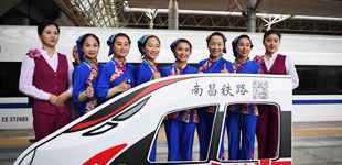 最快1小時45分 昌贛高鐵通車運營        昌贛高鐵自南昌樞紐引出，全長418公裡，設計時速350公裡，設13座車站，初期運營時速300公裡。