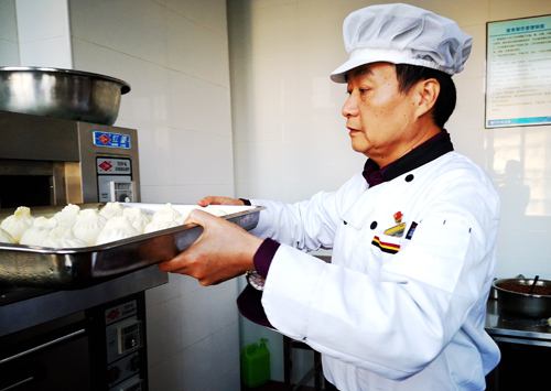 食堂大廚於祥仁蒸包子。雍萬俊/攝