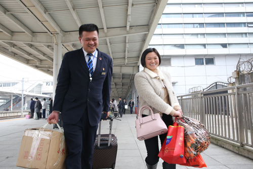 工作人員為旅客提拿行李。