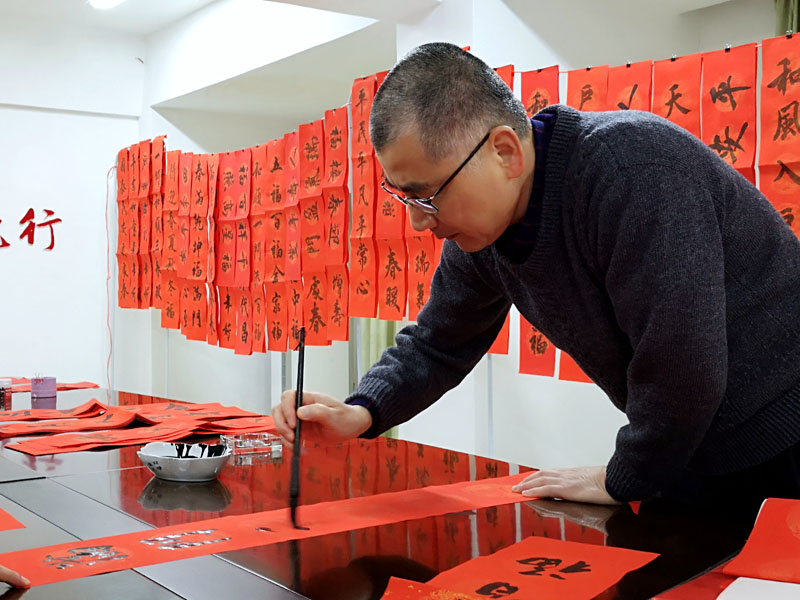 1月17日，書法愛好者在書寫春聯。雍萬俊 攝