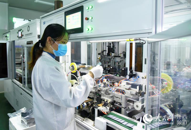 江西龍南企業復工，開足馬力生產防疫防控急需用品。（葉波/攝）