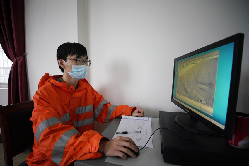 2月14日，在江西省煤炭儲備中心鐵路專用線內，琵琶湖站貨運員正在查看運輸情況，實時掌握運煤專列作業進度。（肖堯 攝）