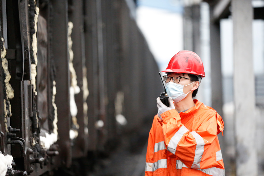 2月14日，在江西省煤炭儲備中心鐵路專用線內，九江車務段琵琶湖站貨運員正在檢查運煤專列的貨物裝載情況。（丁波 攝）